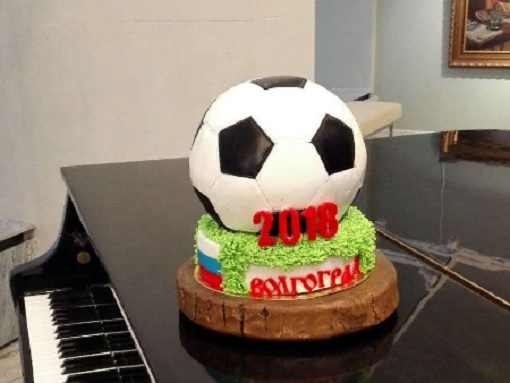 Торт в виде футбольного мяча испекли кондитеры Волгограде.