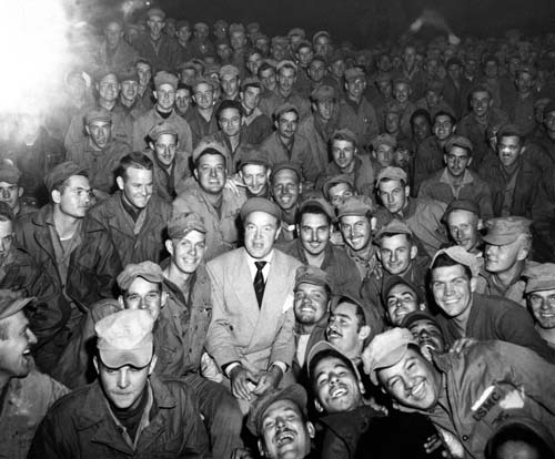Американский актер Боб Хоуп с солдатами-соотечественниками, воюющими в Корее. Автор Alex Klein. Источник: wikimedia.org