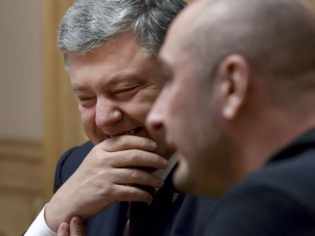 Украинский лидер Петр Порошенко и журналист Аркадий Бабченко* на брифинге СБУ