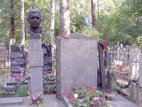 Могила Александра Ивановича Маринеско на Богословском кладбище в Санкт-Петербурге. Источник: wikimedia.org