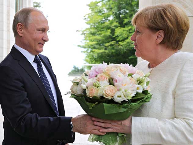 Таблоид Bild назвал букет для Меркель «оскорблением»