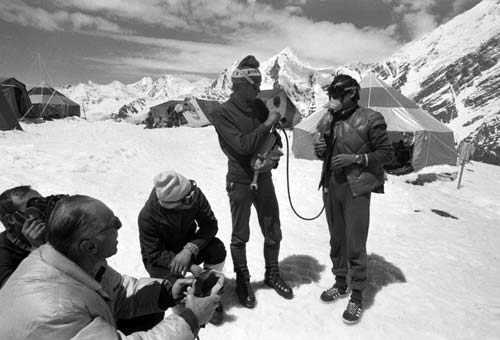 Август 1981 г. Начальник экспедиции Евгений Тамм (слева на переднем плане) и кандидаты в гималайскую экспедицию во время тренировки с использованием кислородной аппаратуры. Божуков Валентин / Фотохроника ТАСС