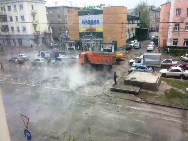 Подросток получил ожоги кипятком из лопнувшего трубопровода в Барнауле