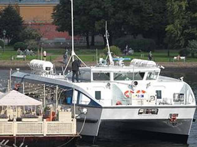 Источник в оперативных службах сообщил, что капитан катамарана, который столкнулся с баржами и буксиром «Капитан Вечеркин» не пытался уйти от столкновения.