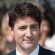 Премьер-министр Канады Джастин Трюдо стал объектом насмешек в сети. Пользователям показалось, что у лидера Канады сползает левая бровь. Пользователи заподозрили министра в том, что он носит фальшивые брови. В социальной сети Twitter появилось немало шуток на эту тему.