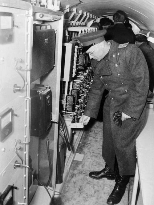 С некоторой аппаратуры в берлинском шпионском тоннеле американцы даже не успели снять этикетки. Источник: wikimedia.org