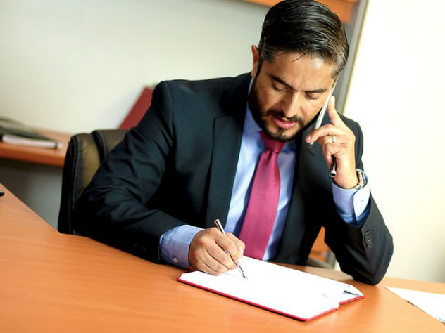 Впервые за три года госслужащих стало больше на 0,4%