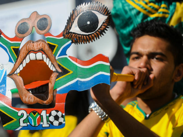 На стадионы запрещено проносить вувузелы – рожки, которые используются болельщиками для создания шума, лазерные указки и любые громоздкие предметы