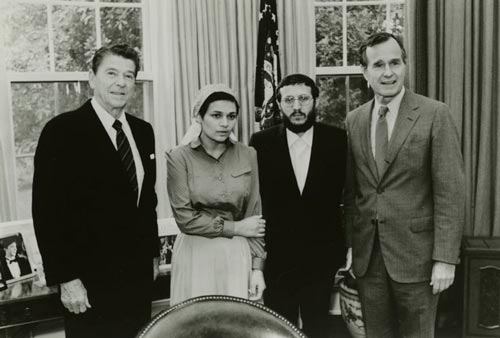 Один из участников «самолетного дела», Иосиф Менделевич, с президентом США Рональдом Рейганом, активисткой Авиталь Щаранской и вице-президентом Джорджем Бушем, 1981 г. Источник: wikimedia