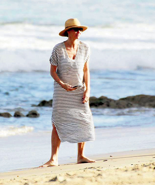 Минни проводит много времени на тихоокеанском пляже по соседству с домом. И как урожденная британка, выделяется из однообразной толпы американских аборигенов. Кстати, её соседи стали подражать стилю Драйвер