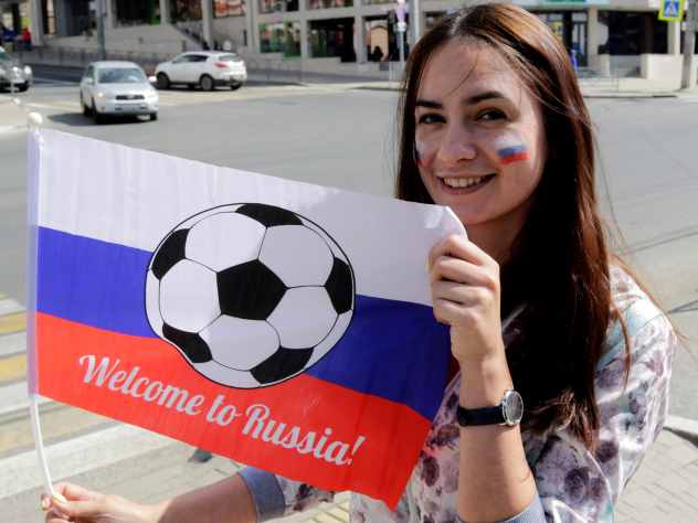 Журналисты из Британии сравнили болельщиц сборной России и команды Саудовской Аравии в первом матче чемпионата мира по футболу 2018 года в Москве.