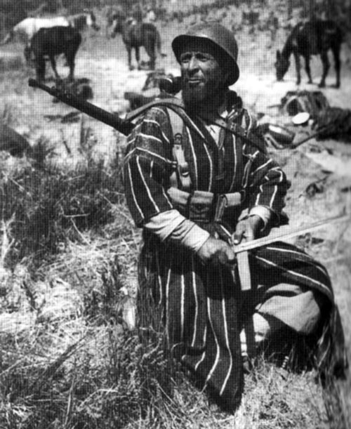 Марокканский гумьер точит свой байонет. Монте-Кассино, Италия, 1944 год. Источник: wikimedia.org