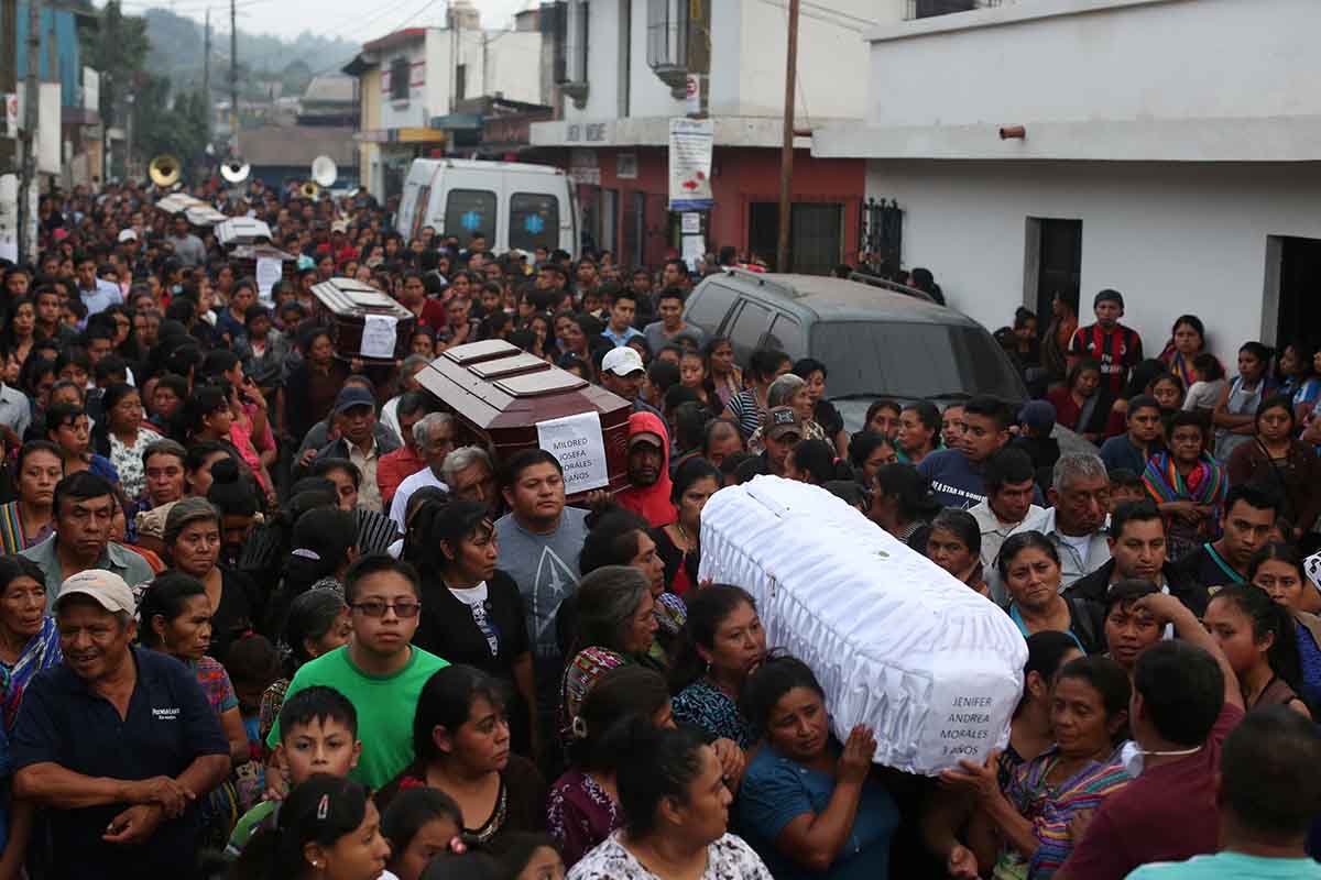 Прошли похороны первых погибших из-за извержения вулкана Фуэго (Фото: © Reuters)