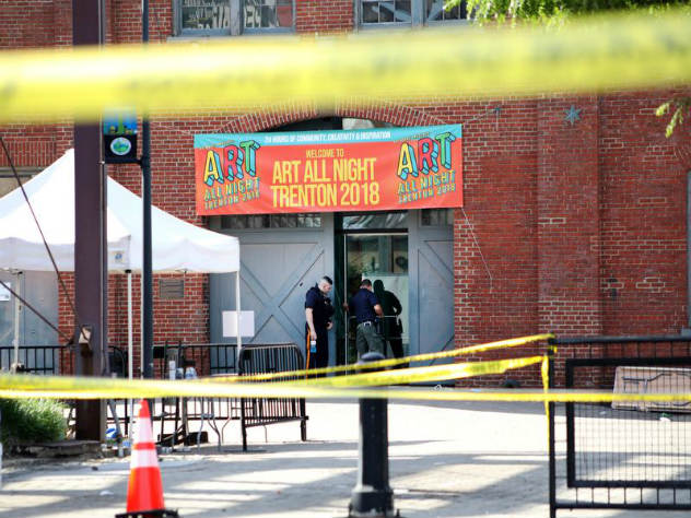Полицейский, находившийся на выставке как зритель, выстрелил в ответ после начала стрельбы