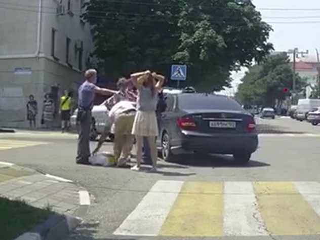 Любопытный инцидент произошел на одной из улиц Новороссийска. Миловидная девушка в юбочке переходила дорогу на перекрестке улиц Революции 1905 года и Карла Маркса. Рядом с ней по всем правилам остановился «Мерседес». В самый последний момент машина резко рванула вперед, едва не зацепив пешехода.