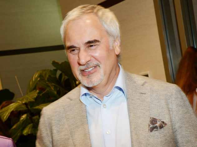 Известный российский музыкант Валерий Меладзе подвергся критике со стороны своих верных поклонников. Меладзе опубликовал снимок в Instagram**, на котором он лежит в бассейне в обнимку с дельфином. Валерий буквально светится от счастья. Дельфин ласково прижимается к нему.