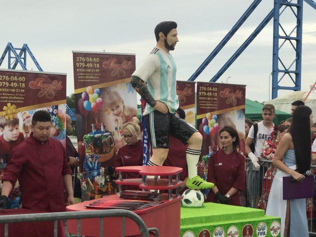 Жители подмосковных Бронниц, где базируется футбольная сборная Аргентины, поздравили нападающего латиноамериканской команды Лионеля Месси гигантским тортом.