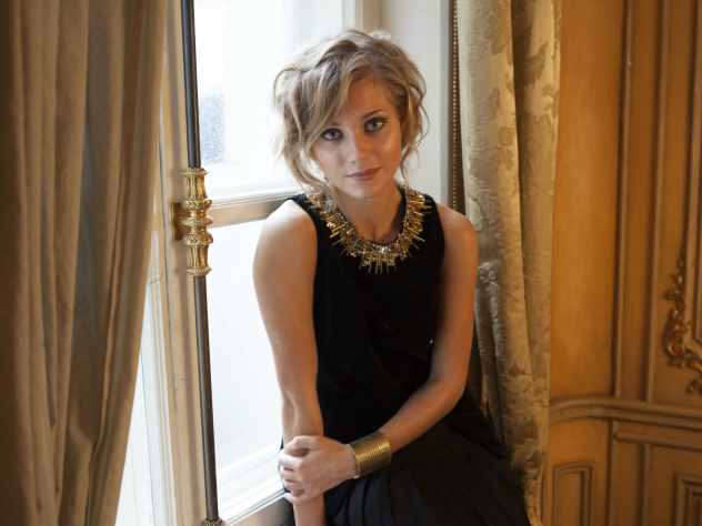 Известная актриса Кристина Асмус опубликовала в Instagram** новое видео, на котором запечатлела своего супруга, резидента Comedy Club в постели с домашним любимцем, четвероногим псом Брюсом. Известно, что Асмус и Харламов без ума от собаки, которая для них очень много значит.