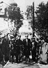 Максим Горький в Соловецком лагере в окружении работников ЧК, 1929 г. Источник: wikimedia.org