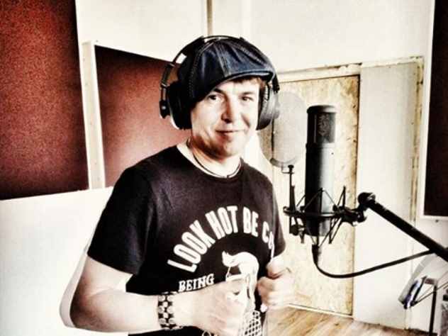 Популярный певец Иван Демьян рассказал на своей страничке в социальной сети Instagram** о том, что с ним приключилось в Сочи. Исполнитель выложил несколько фотографий со своего отдыха. Он выразил признательность в шутливой форме всем врачам аэропорта в Сочи, которые, как он выразился, «буквально вытащили его с того света».