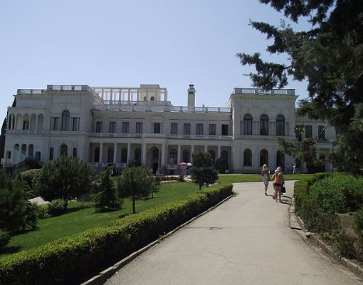 Ливадийский дворец — бывшая южная резиденция российских императоров, расположенная на берегу Чёрного моря