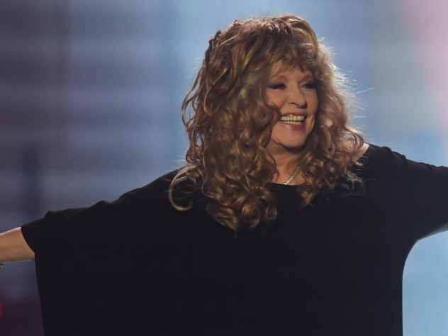 Алла Пугачева радуется лету