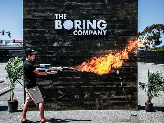 К началу «сезона барбекю» покупатели стали получать купленные у Илона Маска фирменные огнеметы от Boring Company.