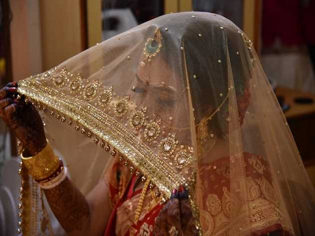 Индиец подал на развод, испугавшись бородатой жены