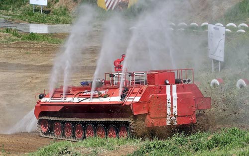Противопожарный танк МТ-ЛБу-ГПМ-10 демонстрирует свои возможности. Фото: wikipedia.org