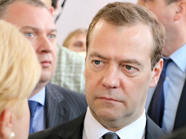 Премьер-министр России Дмитрий Медведев распорядился увеличить список банков, которые имеют право выплачивать военные пенсии.