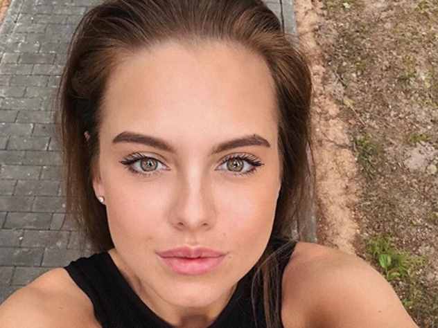 Известная модель, победительница проекта «Холостяк» Дарья Клюкина на своей страничке в социальной сети Instagram** поделилась с поклонниками восьмью желаниями, которые, судя по всему, пока не осуществились. Оказалось, что Клюкина, к примеру, безумно мечтает о картошке фри, однако тут же признается, что ей нельзя, потому что надо следить за фигурой.