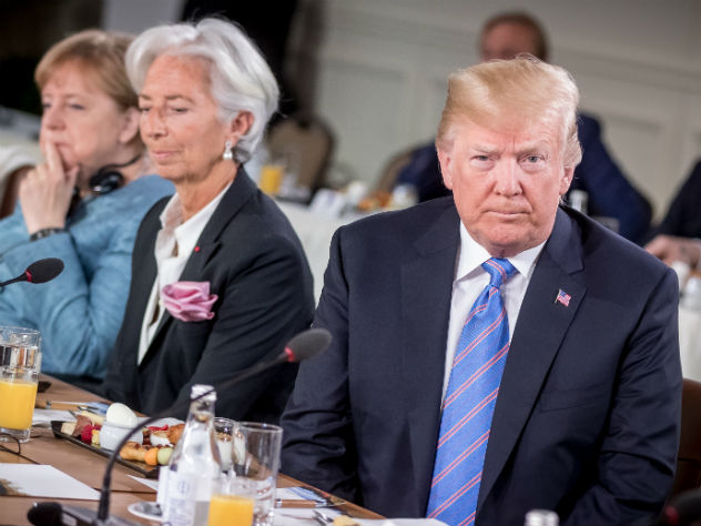 Оказывается, Трамп постоянно рвет документы после прочтения, раздирая бумагу порой на мелкие кусочки