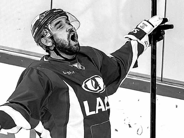 Известный российский хоккеист Сергей Огородников погиб во время катания на водном мотоцикле. Спортсмену было всего 32 года.