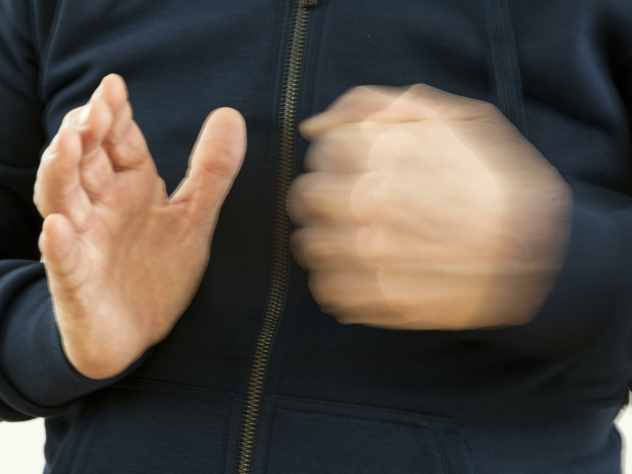 В Новосибирске сотрудники следственных органов выясняют обстоятельства нападения на сотрудника МЧС. Мужчина на катере катался по реке и недалеко от Бугринского моста заметил лодку с пассажирами, на которых не было спасательных жилетов. Среди них были и дети. Причем управлял лодкой нетрезвый отдыхающий. Сотрудник МЧС понял, что может произойти трагедия. Лодка могла в любой момент перевернуться и тогда дети оказались бы в воде. Он включил сирену и потребовал, чтобы нетрезвый гражданин вместе с детьми причалил к берегу. Через какое-то время лодка остановилась у берега. Однако реакция отдыхающих оказалась неадекватной. Они набросились на сотрудника МЧС, стали трогать его за жилет и пытаться стянуть с лодки. Судя по всему, отдыхающим не понравилось, что им сделали замечание, когда у них шло веселье. Также нетрезвые молодые люди на берегу стали оскорблять спасателя. Один из нападавших заявил, что он «прокурор района» и пообещал сотруднику МЧС большие проблемы, сообщает следственное управление на транспорте СКР по Новосибирской области.