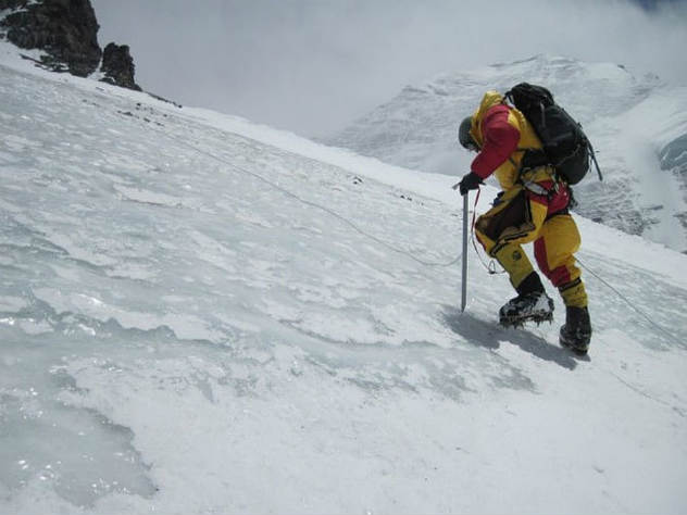Вершина Маттерхорна высотой 4478 метра находится на границе Швейцарии и Италии и пользуется большой популярностью среди альпинистов.