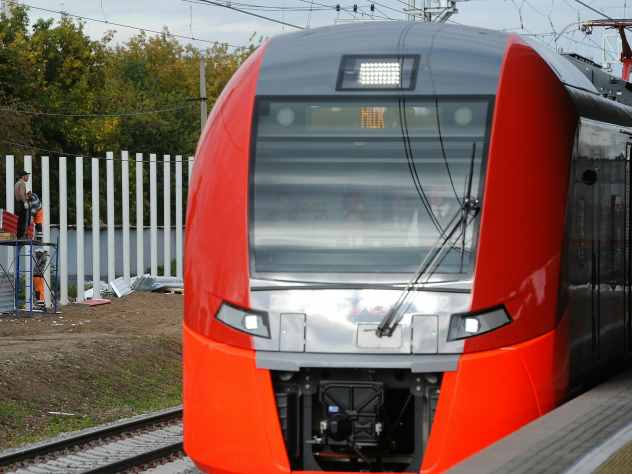 Одна из пассажирок электрички в Красногорске, где произошло ЧП, рассказала в социальной сети Фейсбук** подробности инцидента. По словам Оксаны Крутиковой, самое страшное в любом чрезвычайном происшествии то, что наша инфраструктура к такому не готова. По словам Крутиковой, сошедшая перед их составом электричка не давала возможности открыть двери для пассажиров.