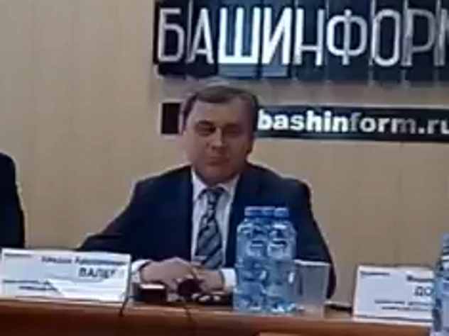 Глава Центральной избирательной комиссии Башкортостана Хайдар Валеев пустился в бега от журналистов, которые пытались задать ему вопрос относительно его диссертации.