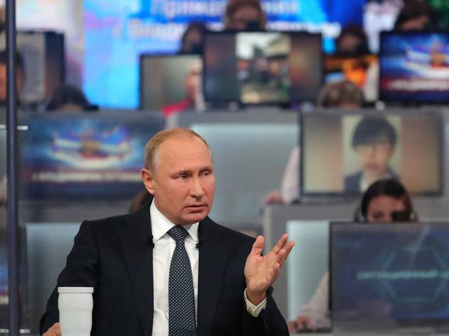 Президент России Владимир Путин отвечает на вопросы во время прямой линии.