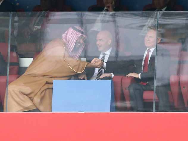Президент России Владимир Путин смотрел матч чемпионата мира между сборными России и Саудовской Аравии (5:0) с трибун стадиона «Лужники» вместе с президентом ФИФА Джанни Инфантино и наследным принцем Саудовской Аравии Мухаммедом бен Салманом.