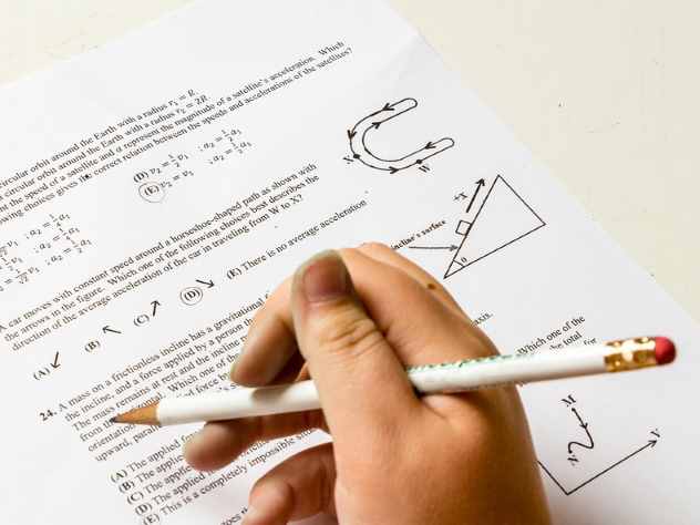 Руководитель Департамента надзора и контроля в сфере образования Минобрнауки Республики Татарстан Наталья Гречанникова прокомментировала ситуацию на ЕГЭ в нижнекамской школе, где девочка, чтобы пройти рамку металлодетектора сняла лифчик.