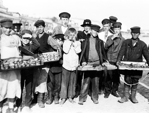 Торговлей домашней утварью ходебщики промышляли с юных лет