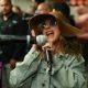 Певица Кристина Агилера и телеведущий Джимми Фэллон переоделись в уличных музыкантов, чтобы выступить в нью-йоркском метрополитене.