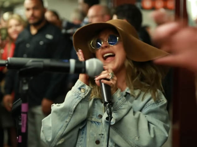 Певица Кристина Агилера и телеведущий Джимми Фэллон переоделись в уличных музыкантов, чтобы выступить в нью-йоркском метрополитене.