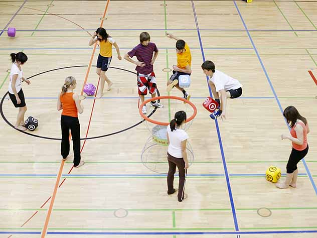 Студенту омского колледжа стало плохо во время игры в волейбол