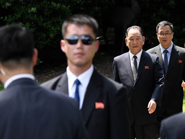 Бывший глава разведки Северной Кореи привез письмо от Ким Чен Ына Трампу в преддверие саммита.