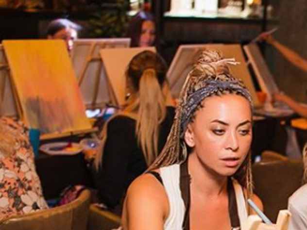 Сестра Жанны Фриске Наталья удивила фанатов неожиданным признанием на своей страничке в социальной сети Instagram**. Она рассказала, что порой надевает вещи своей любимой сестры, которая умерла почти три года назад от рака. Как признается Наталья, в такие моменты у нее складывается ощущение, что сестра рядом с ней.