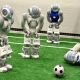 Роботы играют футбол.