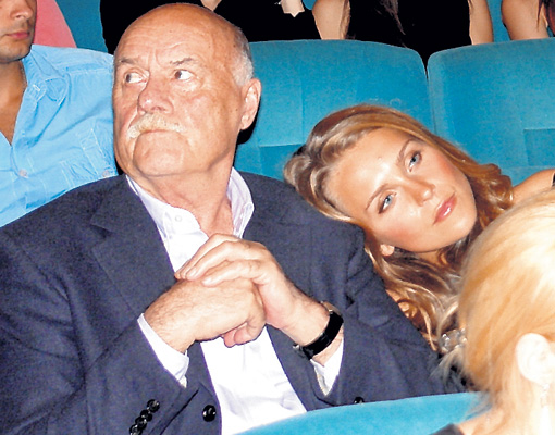 Елена Дудина всем видом показывала характер своих отношений с Говорухиным