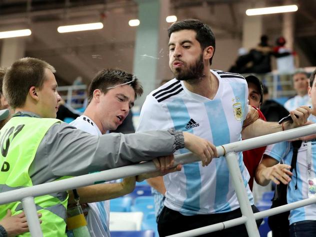 После поражения аргентинцев от сборной Хорватии на чемпионате мира по футболу, болельщики латиноамериканской сборной оплевали 58-летнего главного тренера команды Хорхе Сампаоли.
