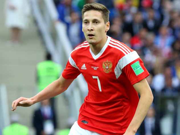 Полузащитник сборной России и санкт-петербургского «Зенита» Далер Кузяев в прямом эфире телеканала «Матч-ТВ» заявил, что у команды в игре с Уругваем не получилась командная игра. По словам Кузяева, если бы в начале матча гол забил Дмитрий Черышев, то матч бы мог сложиться по-другому сценарию.